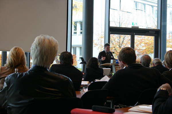 09.jpg - Dr.-Ing. Willi Fuchs, Direktor und geschäftsführendes Mitglied des Präsidiums des VDI e.V.: "Schlüsselqualifikationen – Ein Weg zur internationalen Vergleichbarkeit der Ingenieurausbildung?"