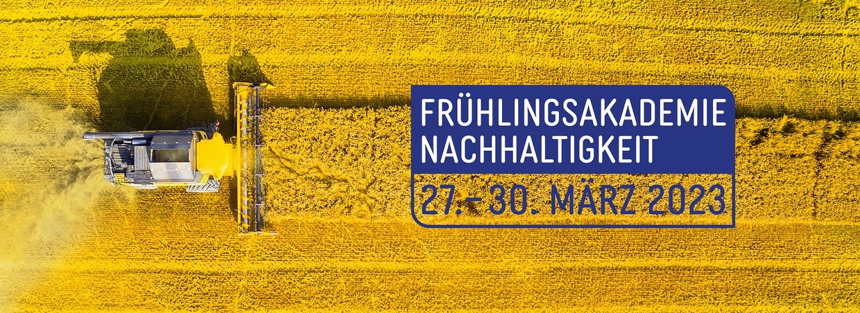 Draufsicht eines Mähdreschers auf gelbem Feld mit Text: Frühlingsakademie Nachhaltigkeit 2023.