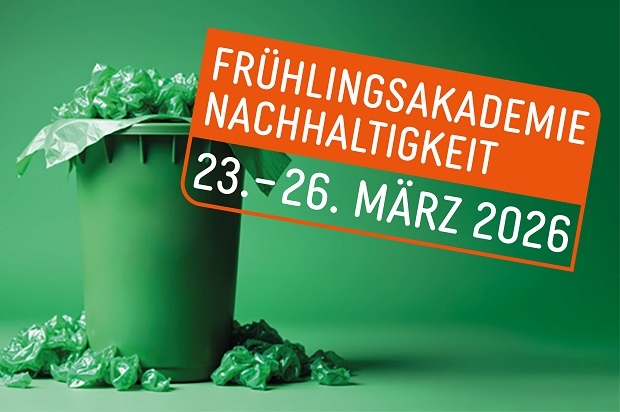 Grüne Mülltonne mit aufgerissenem Deckel; farbige Werbetafel „Früh­lings­a­ka­de­mie Nachhaltigkeit, 23.–26. März 2026“ darüber.