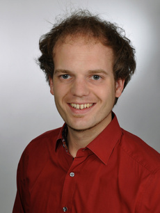 Mann mit roter Hemd.