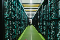 Rechenzentrum mit Serverracks und vielen Kabeln, zwei Techniker prüfen Verbindungen.