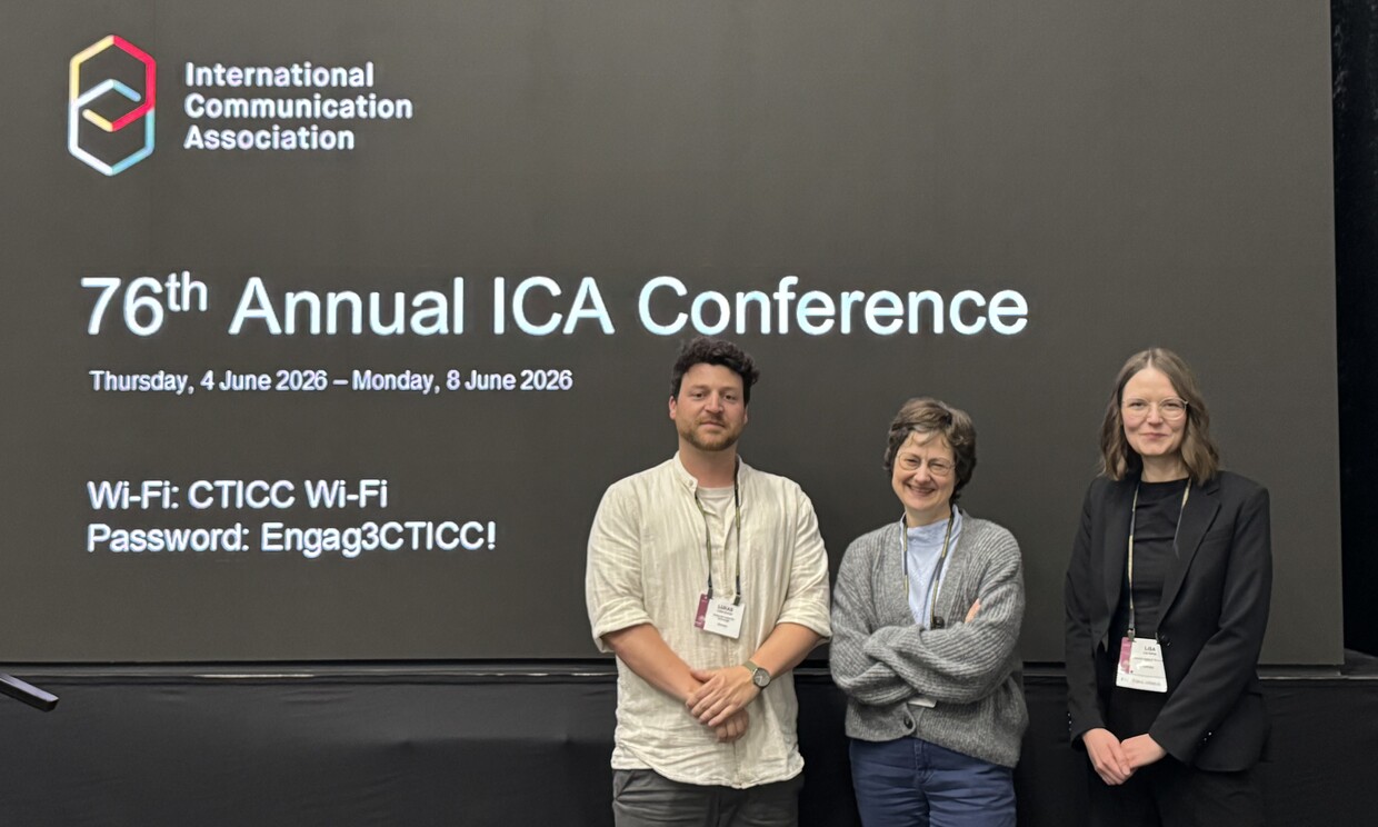 FORUM Drei Personen vor einer Infowand der 76. ICA-Jahreskonferenz 2026.
