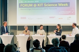 Podiumsdiskussion bei den ZAK Talks 2023 vor Publikum in modernem Konferenzraum.