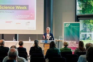 <Text wird generiert, bitte warten...>