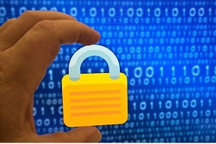 Ein Vorhängeschloss gehalten von Daumen und Zeigefinger, im Hintergrund ist Binärcode zu sehen.