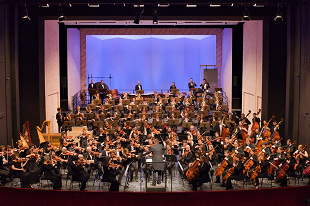 Ein großes Orchester spielt auf einer Bühne. 18.02.2023 Strauss: Alpensinfonie