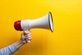 Ein Arme hält ein Megaphone in der Hand