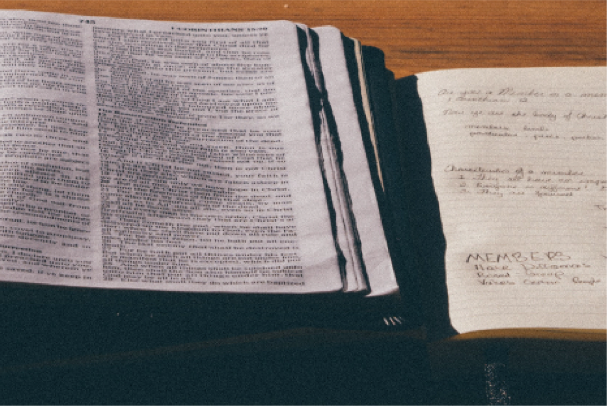 Aufgeschlagenes Buch mit Notizblock